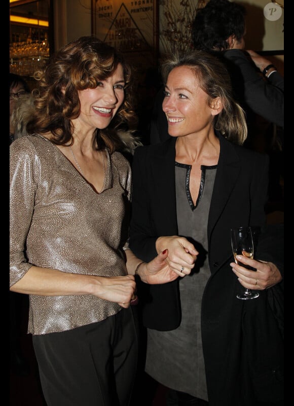 Florence Pernel et Anne-Sophie Lapix lors de la générale de la pièce Quadrille à Paris le 12 décembre 2011