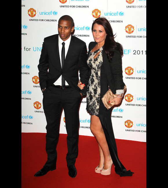 Ashley Young et sa compagne lors du gala "United for Unicef" le 12 décembre 2011 à Old Trafford à Manchester