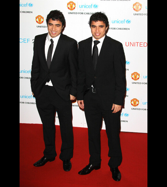 Rafael et Fabio Da Silva lors du gala "United for Unicef" le 12 décembre 2011 à Old Trafford à Manchester