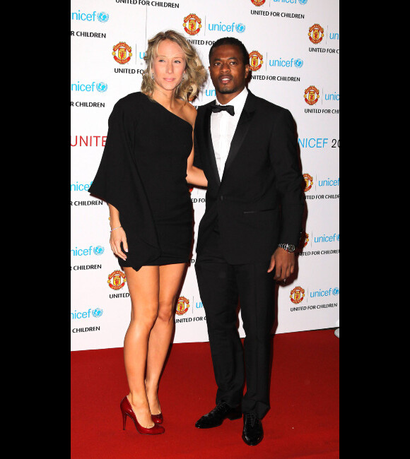 Patrice Evra et sa femme lors du gala "United for Unicef" le 12 décembre 2011 à Old Trafford à Manchester