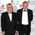 Sir Alex Ferguson et Albert Morgan lors du gala "United for Unicef" le 12 décembre 2011 à Old Trafford à Manchester