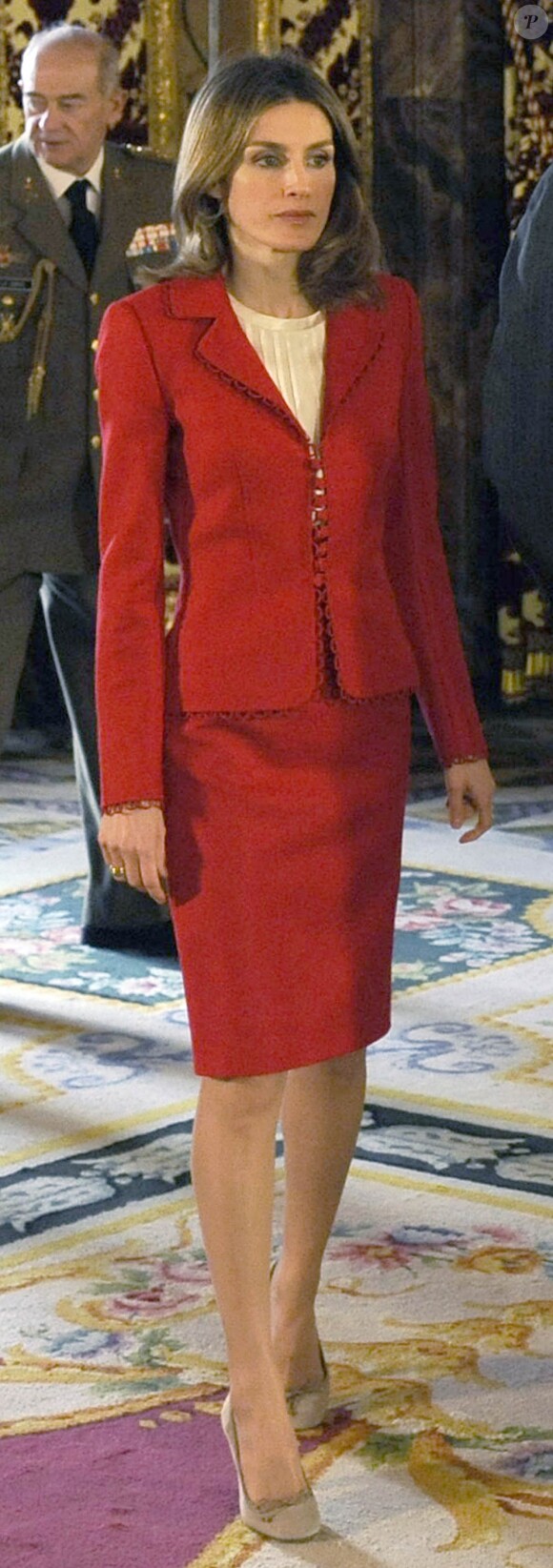 Letizia d'Espagne au palais à Madrid le 13 décembre 2011 pour recevoir à déjeuner les membres du gouvernement de José Luis Zapatero avant la trêve.