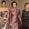 La reine Sofia et sa soeur la princesse Irene de Grèce à l'auditorium national le 12 décembre 2011 pour les 26e Prix BMW de peinture et le concert caritatif au profit de Mundo en Armonia.