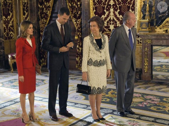 Le roi Juan Carlos, la reine Sofia, le prince Felipe et la princesse Letizia étaient réunis au palais à Madrid le 13 décembre 2011 pour recevoir à déjeuner les membres du gouvernement de José Luis Zapatero avant la trêve.