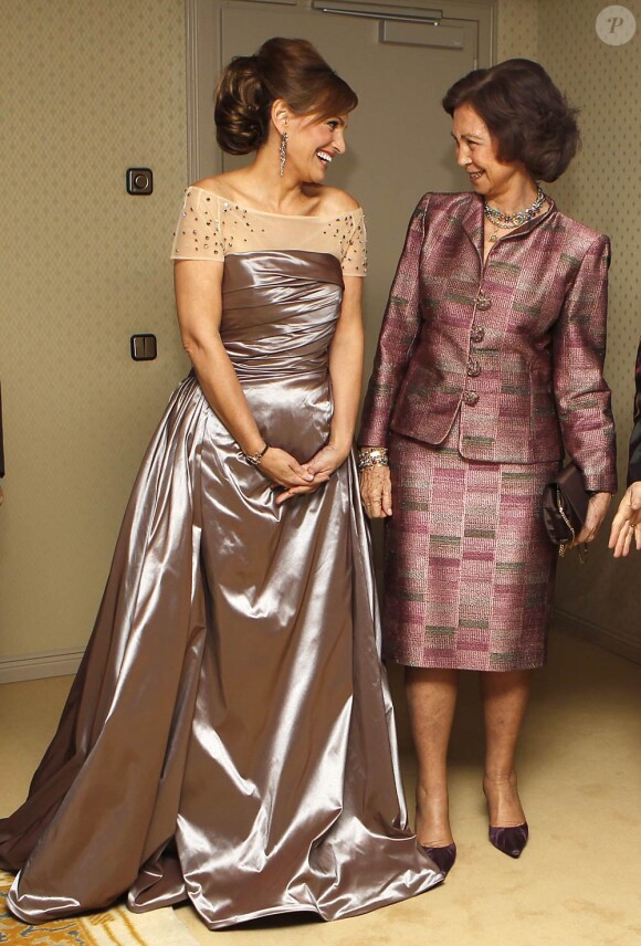 La reine Sofia et sa soeur la princesse Irene de Grèce à l'auditorium national le 12 décembre 2011 pour les 26e Prix BMW de peinture et le concert caritatif au profit de Mundo en Armonia.