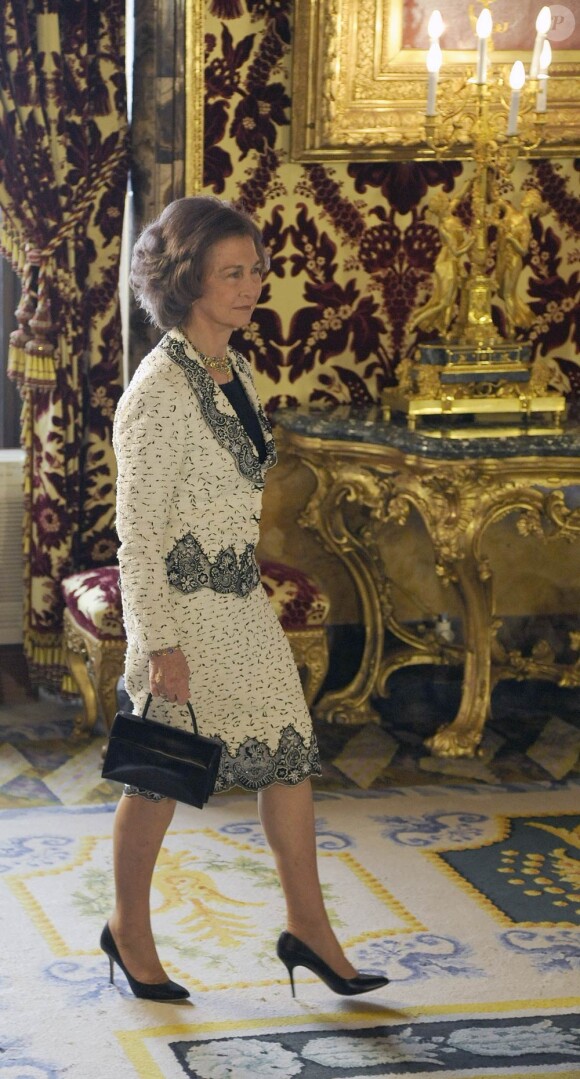 Le roi Juan Carlos, la reine Sofia, le prince Felipe et la princesse Letizia étaient réunis au palais à Madrid le 13 décembre 2011 pour recevoir à déjeuner les membres du gouvernement de José Luis Zapatero avant la trêve.