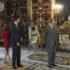 Le roi d'Espagne Juan Carlos, la reine Sofia, le prince Felipe et la princesse Letizia étaient réunis au palais à Madrid le 13 décembre 2011 pour recevoir à déjeuner les membres du gouvernement de José Luis Zapatero avant la trêve.