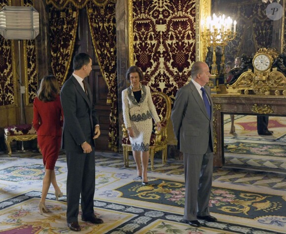 Le roi d'Espagne Juan Carlos, la reine Sofia, le prince Felipe et la princesse Letizia étaient réunis au palais à Madrid le 13 décembre 2011 pour recevoir à déjeuner les membres du gouvernement de José Luis Zapatero avant la trêve.