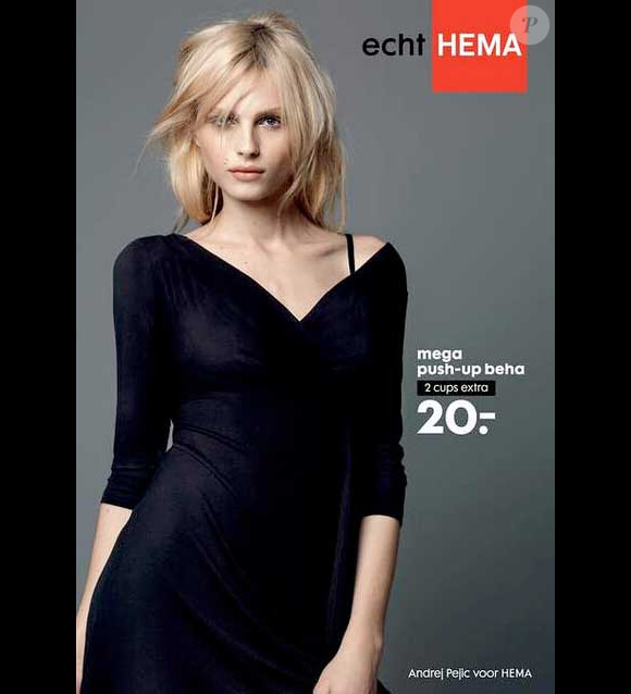 Andrej Pejic sait porter une robe. Désormais, c'est un soutien-gorge, crée par Hema, que le mannequin de 20 ans est chargée de vendre. 