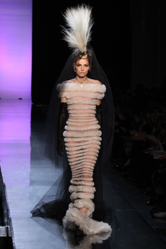 Andrej Pejic, en robe de mariée pour le défilé Haute Couture de Jean-Paul Gaultier.
