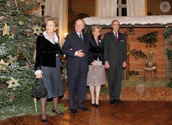 Au lendemain de la tuerie de Liège, le roi Albert II et la reine Paola de Belgique, en compagnie seulement de la princesse Astrid et du prince Lorenz, donnaient mercredi 14 décembre 2011 leur traditionnel concert de Noël, au Palais, à Bruxelles.