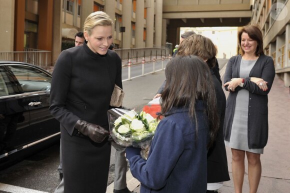 Charlene de Monaco arrive au collège Charles III, à Monaco. 16 décembre 2011