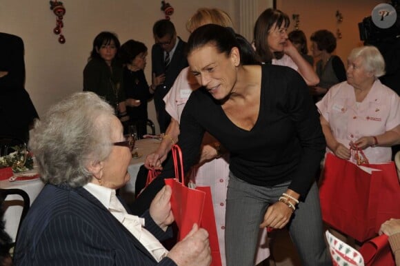 Stéphanie de Monaco rencontre des pensionnaires de la maison de retraite Hector Otto, à Monaco. Le 16 décembre 2011
