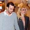 Britney Spears apparaît en compagnie d'un ami, lors de la soirée d'officialisation de ses fiançailles avec Jason Trawick, le vendredi 16 décembre 2011.