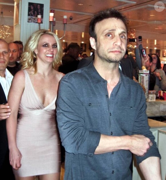Britney Spears apparaît en compagnie de son manager Larry Rudolph, lors de la soirée  d'officialisation de ses fiançailles avec Jason Trawick, le vendredi 16  décembre 2011. 