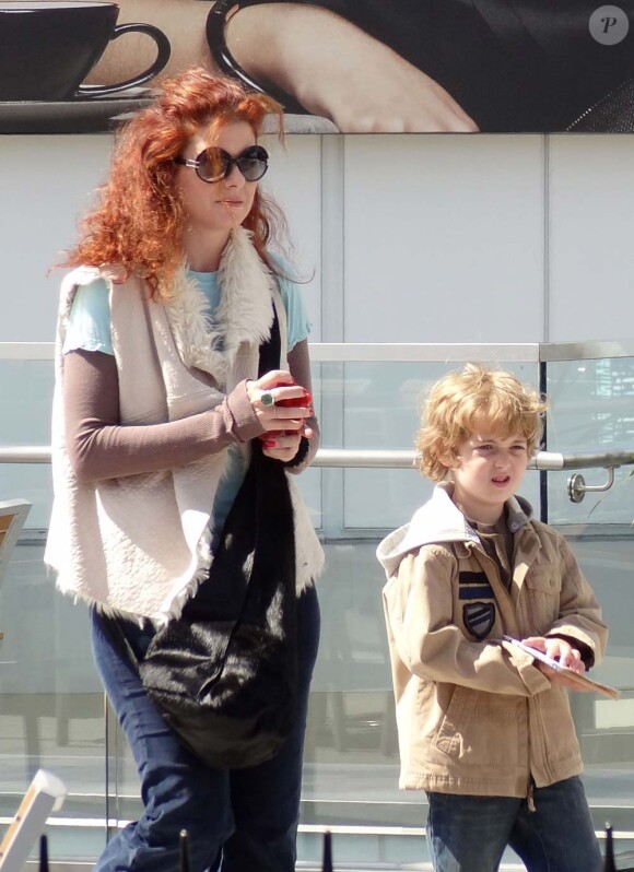 Debra Messing et son fils Roman à Los Angeles,le 25 avril 2011.