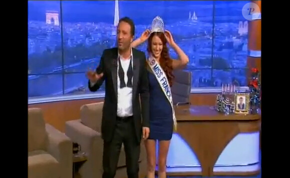 Miss France 2012, Delphine Wespiser et Arthur, complices, sur le plateau de Ce soir avec Arthur, sur Comédie +