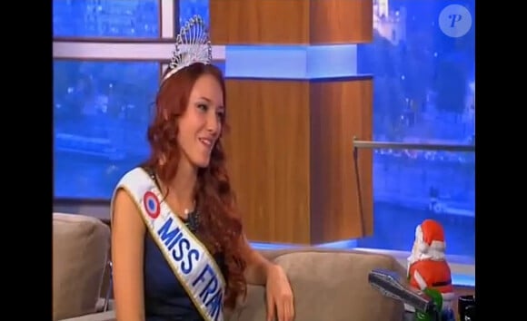 Miss France 2012, Delphine Wespiser sur le plateau de Ce soir avec Arthur, sur Comédie + explique sa passion pour la danse