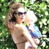 Sublime, Lily la femme de Boris Becker porte leur fils Amadeus, à Miami le 21 décembre 2011