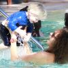 Lily, la femme de Boris Becker, s'amuse avec leur fils Amadeus dans une piscine à Miami, le 21 décembre 2011