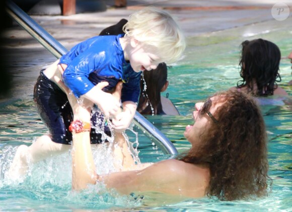 Lily, la femme de Boris Becker, s'amuse avec leur fils Amadeus dans une piscine à Miami, le 21 décembre 2011