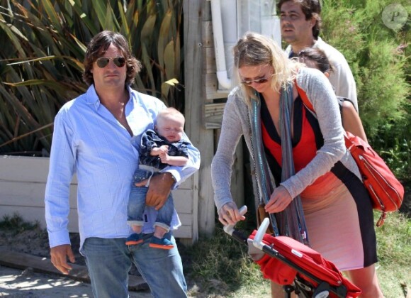 Jodie Kidd, son mari Andrea Vianini et leur fils Indio le 21 décembre 2011 à Punta del Este