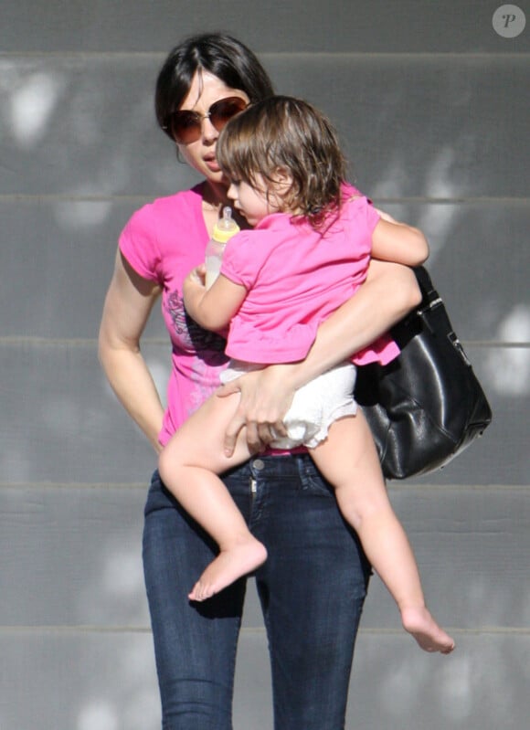 Oksana Grigorieva et sa fille Lucia (née de sa romance tumultueuse avec Mel Gibson) en août 2011 à Los Angeles