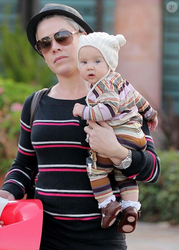 La chanteuse Pink et sa fille Willow. Los Angeles, le 14 décembre 2011.