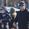La chanteuse Pink, son mari Carey Hart et leur fille Willow sortent d'un café à Malibu. Le 23 décembre 2011.