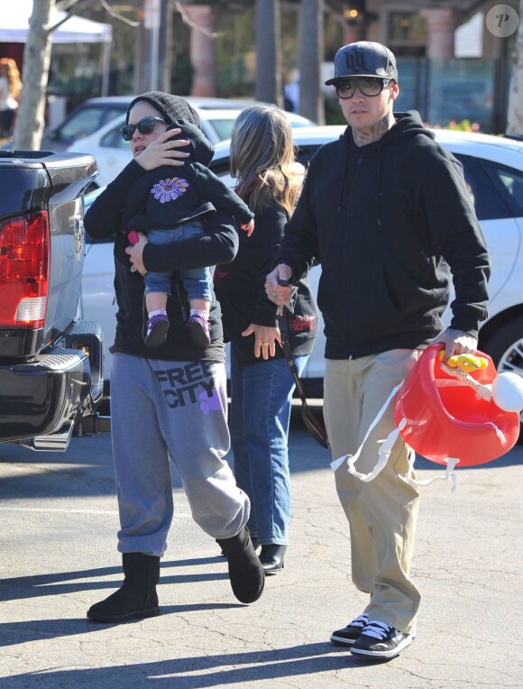 La chanteuse Pink, son mari Carey Hart et leur fille Willow sortent d'un café à Malibu. Le 23 décembre 2011.