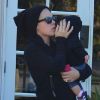 Pink et sa fille Willow à Malibu, le 23 décembre 2011.