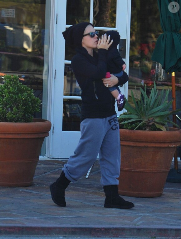 Pink et sa fille Willow à Malibu, le 23 décembre 2011.
