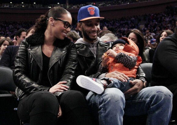 Alicia Keys, son mari Swizz Beatz et leur fils Egypt lors d'un match de basket au Madison Square Garden àNew York le 25 décembre 2011