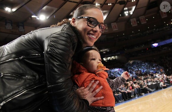 Alicia Keys et son fils Egypt lors d'un match de basket au Madison Square Garden àNew York le 25 décembre 2011