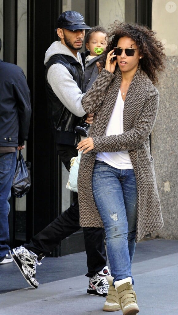 Alicia Keys, son fils Egypt et son mari Swizz Beatz sortent de chez eux à New York le 2 novembre 2011 