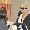 Lady Gaga prend le temps de signer quelques autographes avant de s'envoler pour New York. Aéroport de Narita, le 24 décembre 2011.