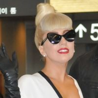Lady Gaga, stylée et très décolletée, sourit face aux accusations d'esclavagisme
