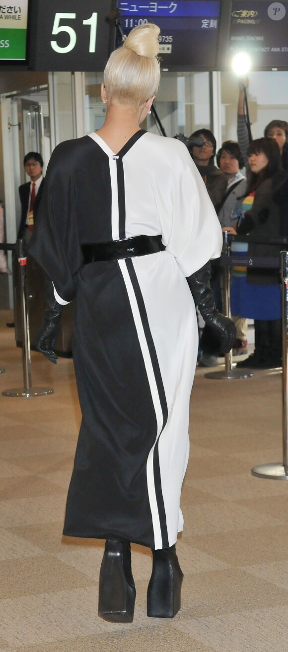 Lady Gaga salue ses fans venus lui adresser un dernier au revoir à l'aéroport de Narita, le 24 décembre 2011.