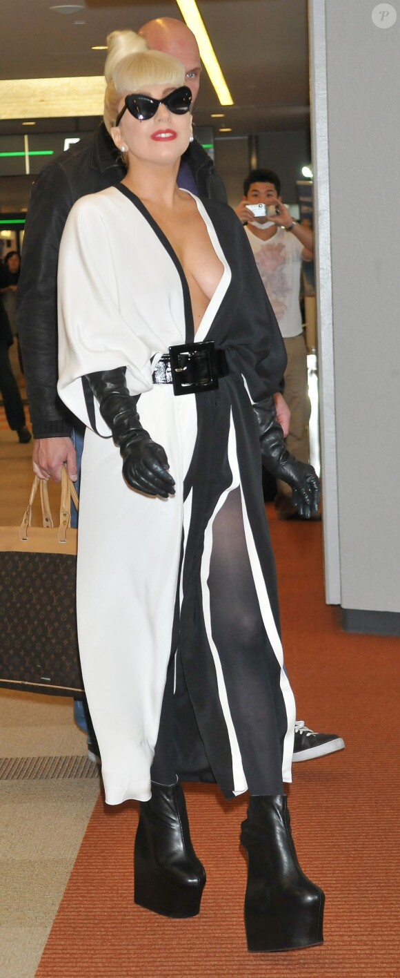 L'excentrique Lady Gaga quitte le Japon. Aéroport de Narita, le 24 décembre 2011.