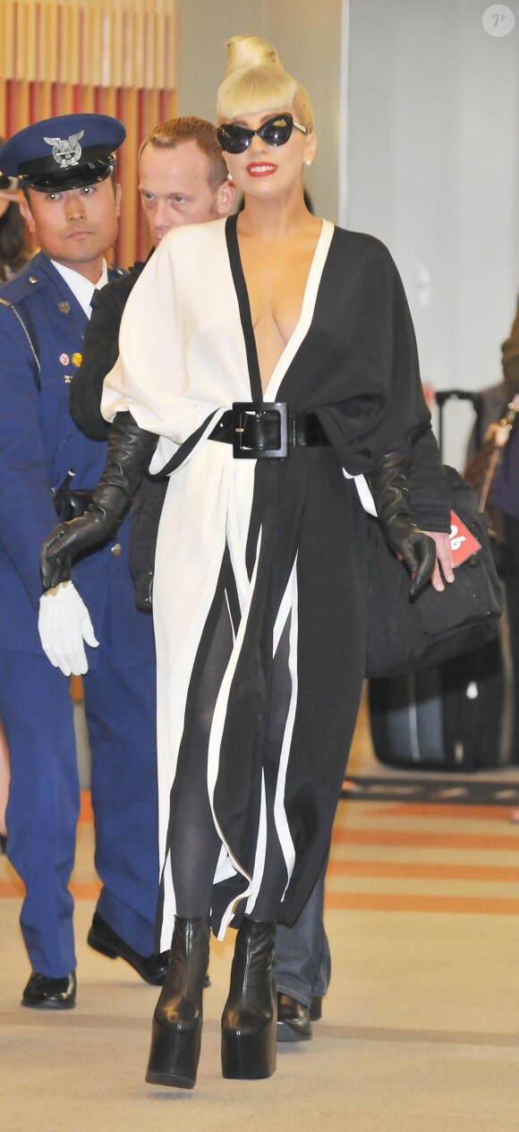 La chanteuse Lady Gaga à l'aéroport de Narita, le 24 décembre 2011.