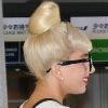 Lady Gaga, perchée sur ses gigantesques plateformes, salue ses fans à l'aéroport de Narita, le 24 décembre 2011.