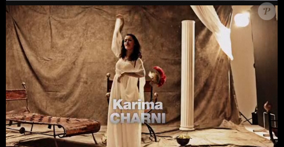 Karima Charni dans le making-of de la photo des animateurs W9 pour la promo de Spartacus