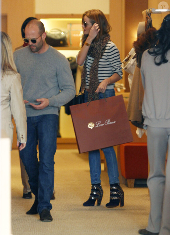 Jason Statham a décidé de reprendre les choses en mains en entraînant sa belle Rosie Huntington-Whiteley faire du shopping dans une boutique de Beverly Hills le 27 décembre 2011