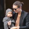 Le mannequin Miranda Kerr et son fils Flynn à New York, le 5 novembre 2011.