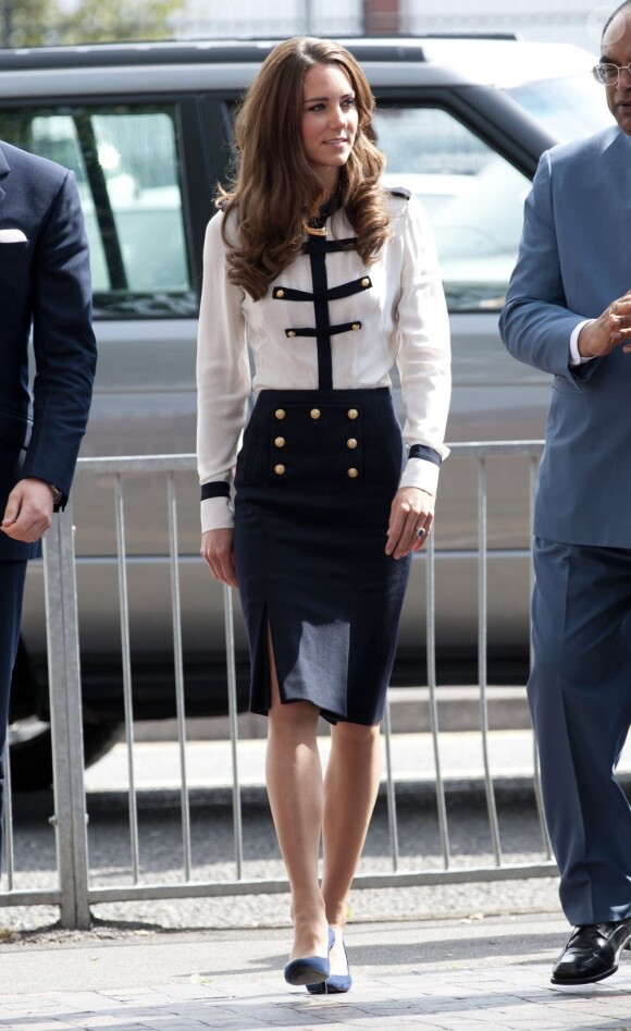 Kate Middleton, classe et élégante en Alexander McQueen à Birmingham le 19 août 2011.