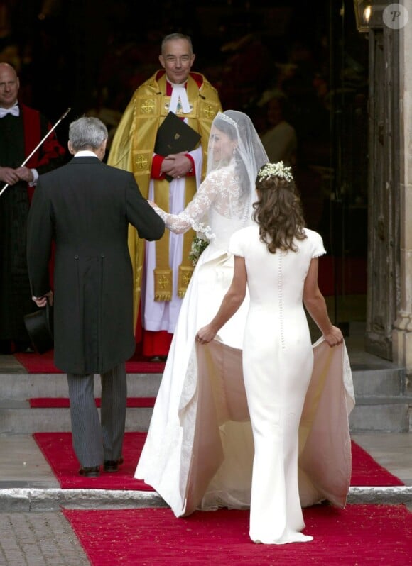 Kate Middleton et sa soeur et demoiselle d'honneur Pippa effectuent leur entrée dans l'abbaye de Westminster à Londres, le 29 avril 2011.