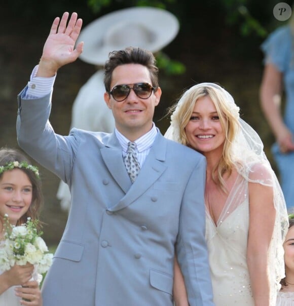 Just Married ! Kate Moss et Jamie Hince se maraient le 1er juillet à Gloucestershire. 