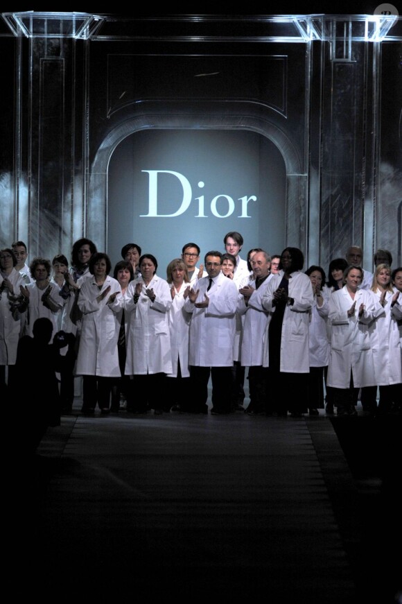 Suivant le licenciement de John Galliano à la tête de Dior, ce sont les mains de l'atelier qui sont venus saluer la foule lors du défilé automne-hiver 2011 à Paris. Le 4 mars 2011.