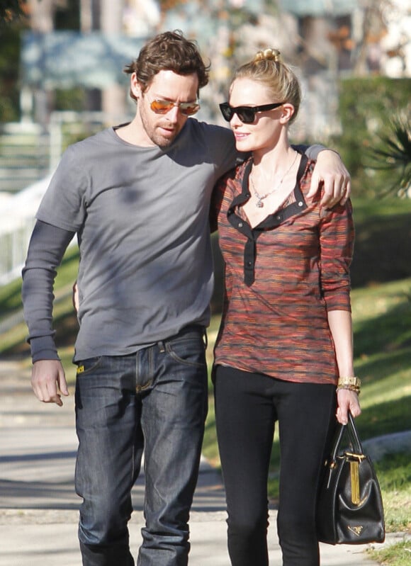 Kate Bosworth et son petit ami Michael Polish sont inséparables lorsqu'ils sortent de la boutique Burton à Los Angeles, se promènent dans les rues ensoleillées avant d'aller déjeuner au restaurant Le Village idiot le 28 décembre 2011