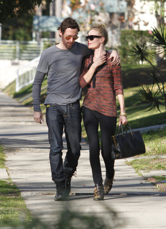 Kate Bosworth et son petit ami Michael Polish sortent de la boutique Burton à Los Angeles, se promènent dans les rues ensoleillées avant d'aller déjeuner au restaurant Le Village idiot le 28 décembre 2011